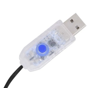 Detailaufnahme: USB-Stecker mit blauem Knopf für LED-Baum mit Kirschblüten.