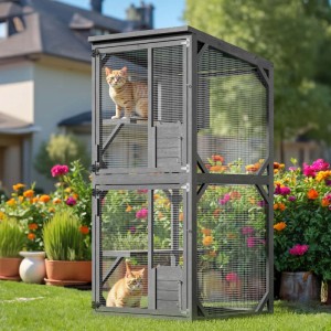 Graues Wiltec Katzenfreigehege aus Holz mit zwei Ebenen und Katzen im Garten. 74x78x180cm Außengehege.