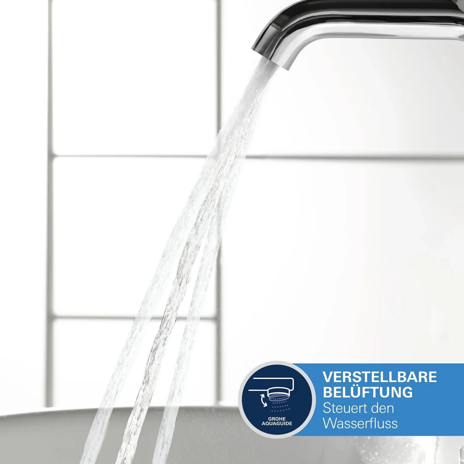 Grohe Essence Waschtischarmatur XL in Chrom mit laufendem Wasser.