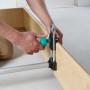 Wolfcraft Türfutterstrebe Easy im Einsatz: Zarge wird mit dem Spannwerkzeug fixiert.