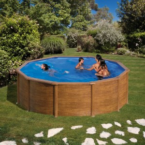 Runder Gre Pool Pacific mit Holzoptik, Ø 300 cm, mit Familie im Garten.
