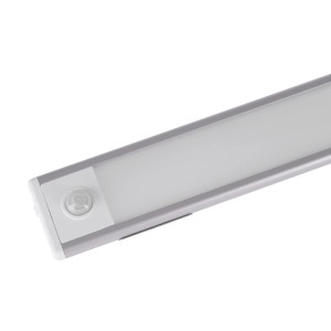 Silberne Eglo LED-Unterbauleuchte Benasco 37 cm mit Bewegungssensor und magnetischer Halterung für Schränke.