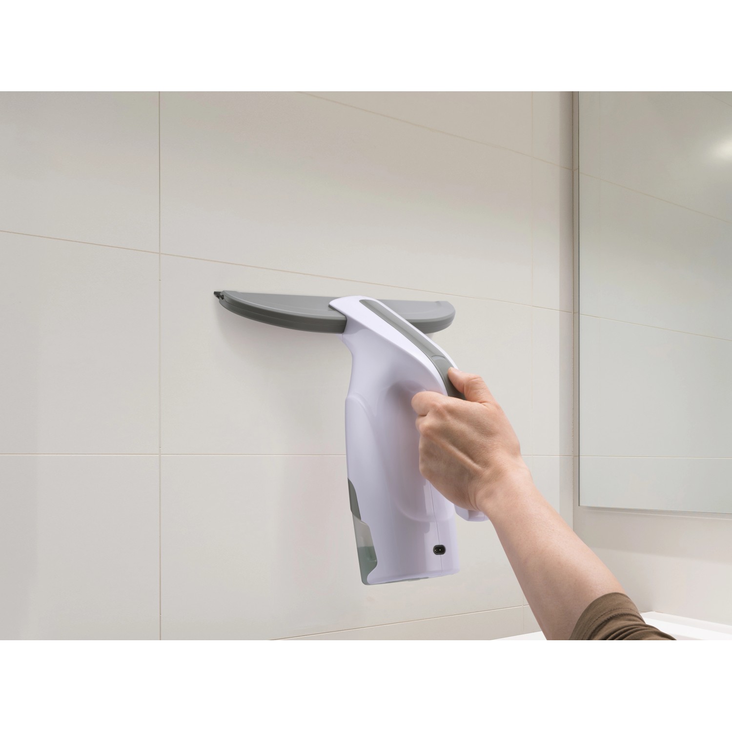 Akku-Fenstersauger in Benutzung an weißen Fliesen. Ideal für streifenfreie Reinigung.
