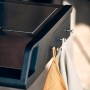 Detailaufnahme Enders Gasgrill Monroe Pro 4 SIK Turbo: Seitenkocher mit Handtüchern an Haken.
