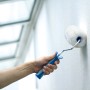 Hand streicht Wand mit LUX Goldfaden-Farbroller (25 cm) mit gepolstertem 2K-Softgriff.