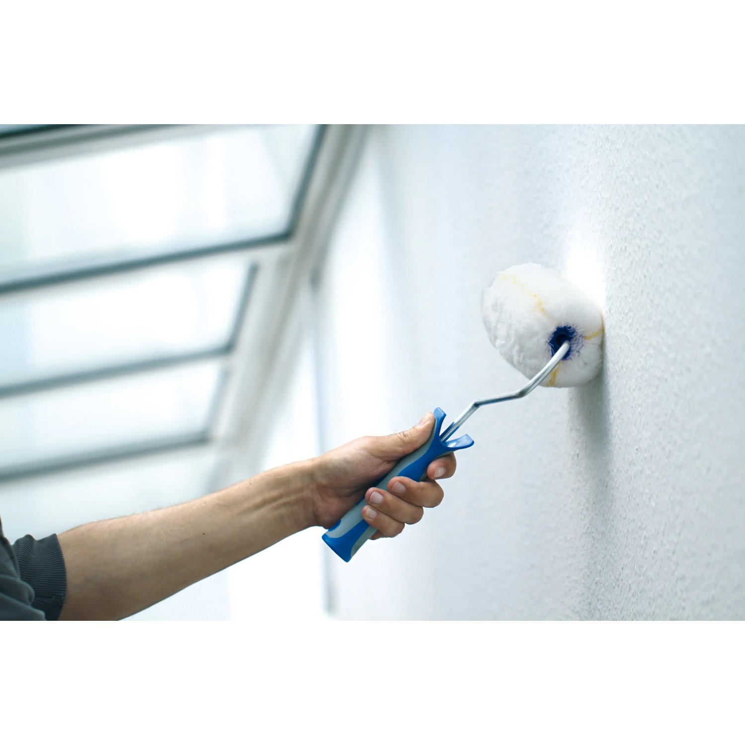 Hand streicht Wand mit LUX Goldfaden-Farbroller (25 cm) mit gepolstertem 2K-Softgriff.