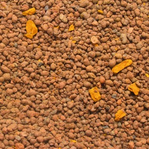 Nahaufnahme: JBL ClearMec Plus Filtermasse für Aquarium Filter, braune Kügelchen mit gelben Stücken.