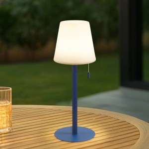 Blaue Lindby LED Azalea Außenleuchte mit weißem Schirm auf Holztisch. Spritzwassergeschützt, modern, Akku.