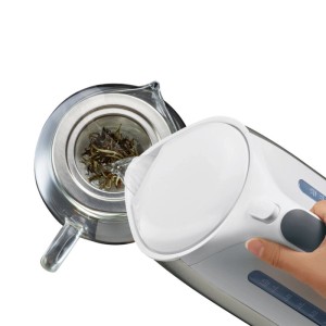 Weißer Braun Wasserkocher WK5100WH gießt heißes Wasser in eine Teekanne mit Teeblättern. Ideal für Teezubereitung.