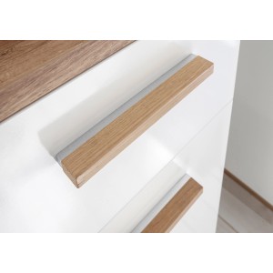 Detailaufnahme: Weißes Pelipal Badmöbel-Set mit Holzgriffen und Riviera Eiche Dekor.