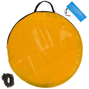 Zusammengefaltete, orange Tectake Pop Up Strandmuschel mit Zubehör für Camping.