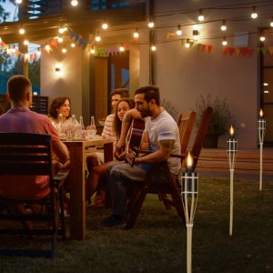 Stimmungsvolle Gartenparty mit 12 Bambusfackeln (90cm) mit Metalltank als Deko.