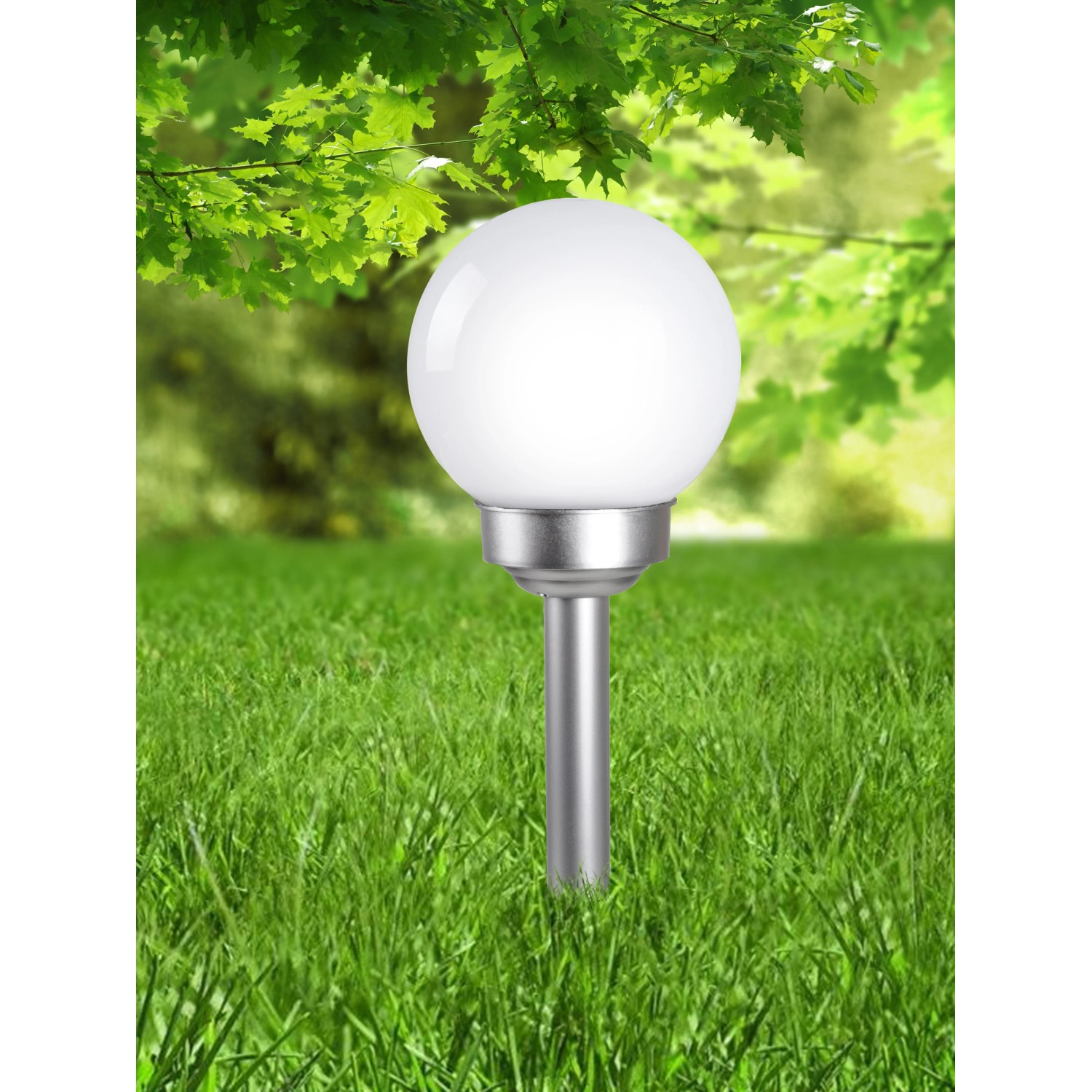 Globo LED-Solarleuchte mit Kugel und Erdspieß, Ø 15 cm, silber-metallisch und weiß.