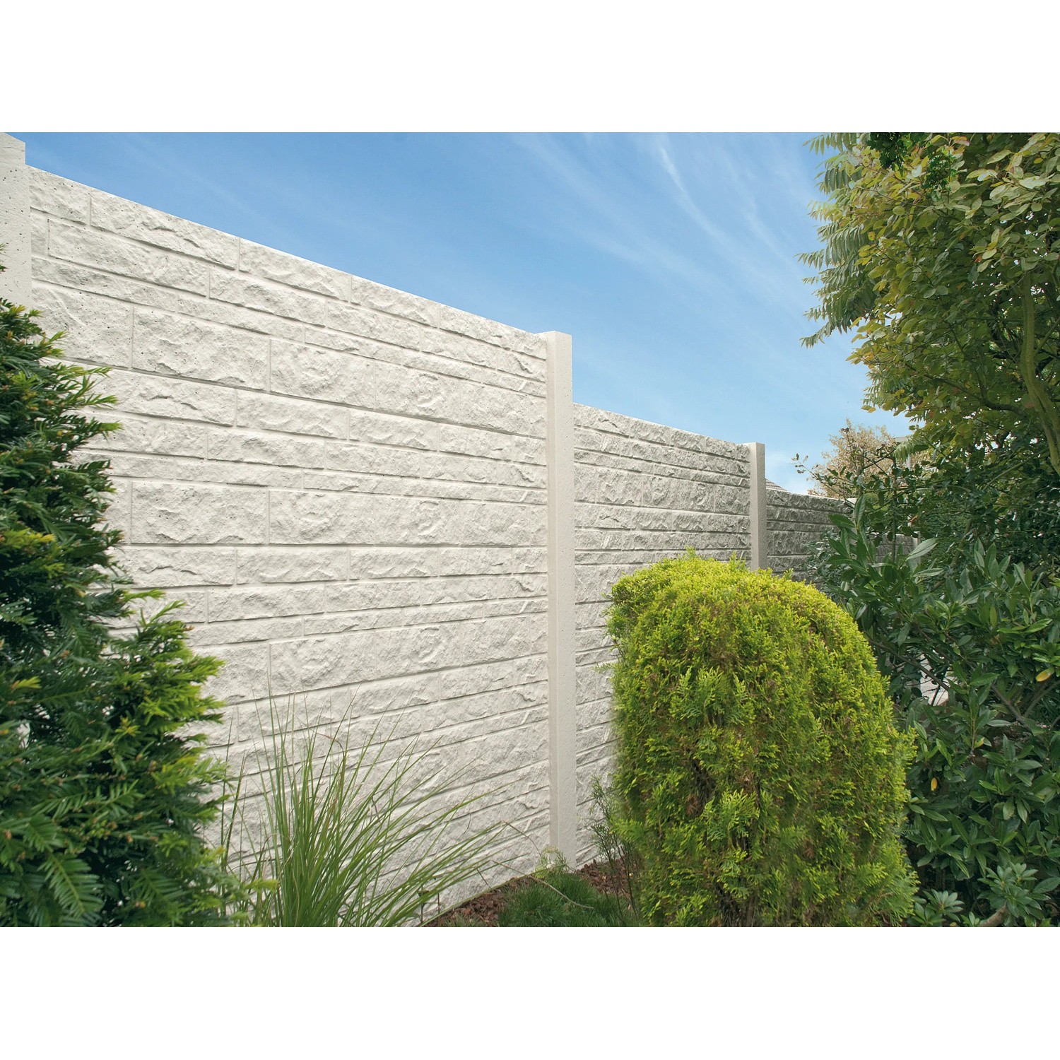 Betonzaun-Platte Fels, 200x38,5x3 cm, als Sicht- und Windschutz im Garten.