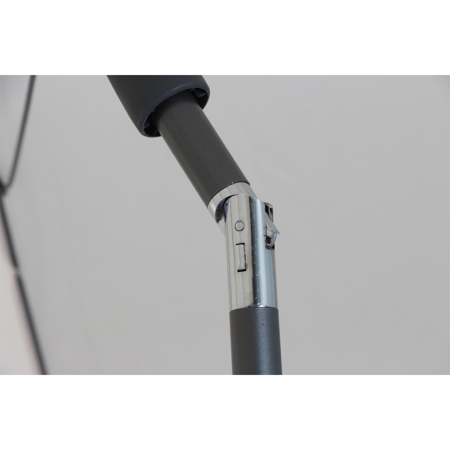 Detailaufnahme: Knickfunktion des Siena Garden Marktschirms, Ø 200 cm, Natur.