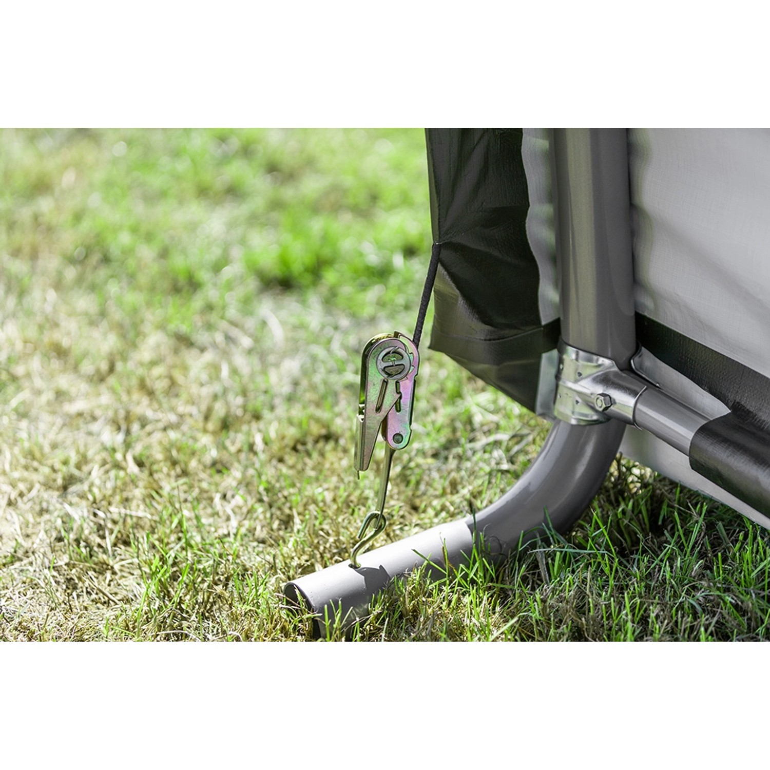 Detailaufnahme Weidezelt ShelterLogic: Stahlrahmen, Plane und Bodenanker für sicheren Stand.