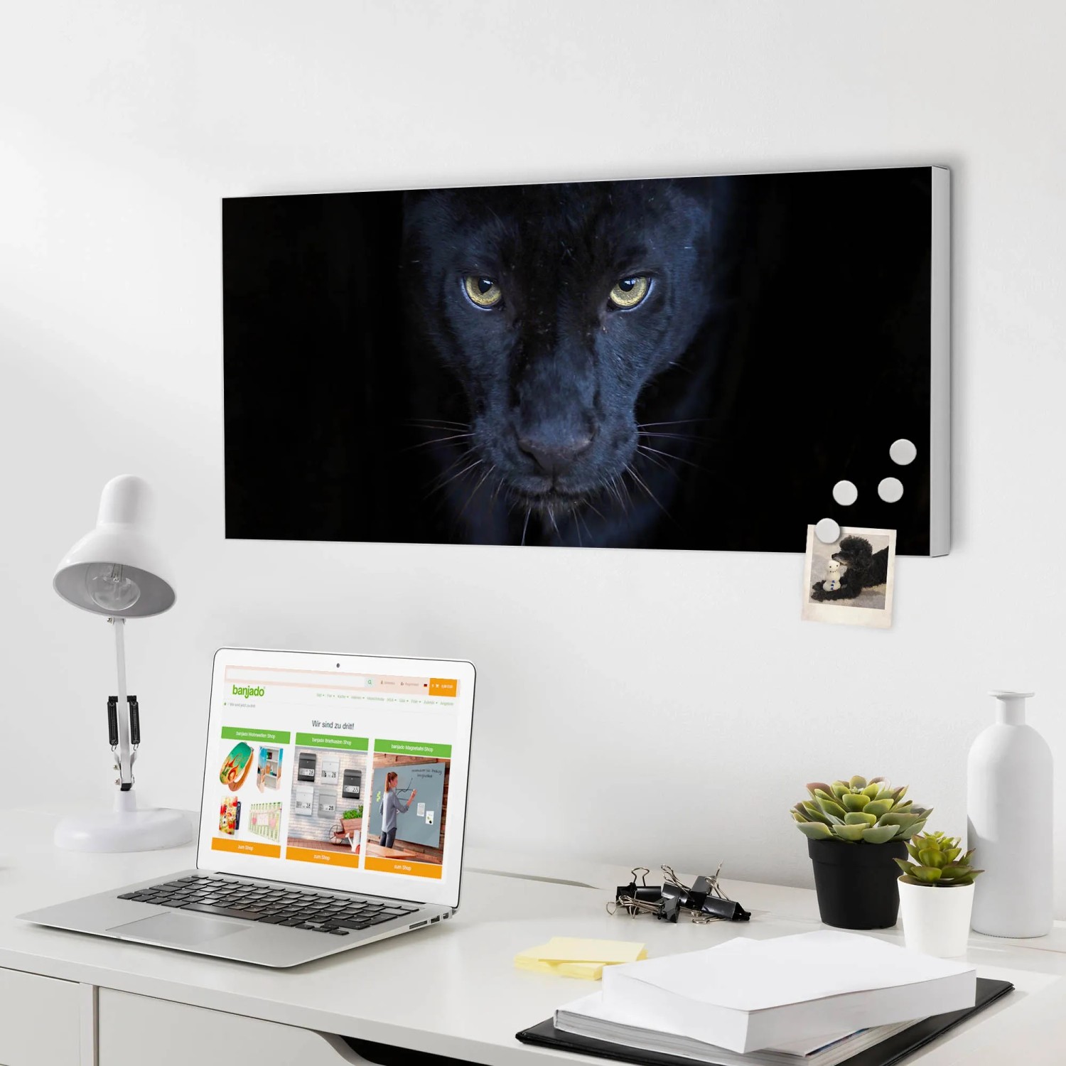 Weiße Banjado Magnettafel mit Panther-Motiv als Wanddekoration mit Magneten.