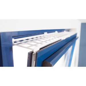 Weißes Trixie Katzen-Schutzgitter aus Kunststoff am Fensterrahmen befestigt.