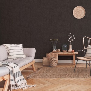 Wohnraum mit dunkler Vliestapete in Leinenoptik (Bricoflor). Schlichte, braun-schwarze Tapete.