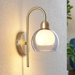 Lucande Mylah Wandleuchte in Gold/Messing mit Glasschirm, Retro Wandlampe für Innenräume.