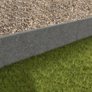 Grauer Rasenkantenstein aus Beton, abgerundet, 30x100x5 cm, als Beetbegrenzung.