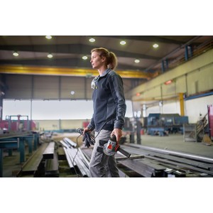 Frau hält Bosch Professional GWX 17-125 S X-Lock Winkelschleifer in Werkstatt.