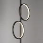 Moderne, schwarze Design-Stehlampe „Just Light Mini Ritus“ mit zwei runden LED-Leuchtelementen.