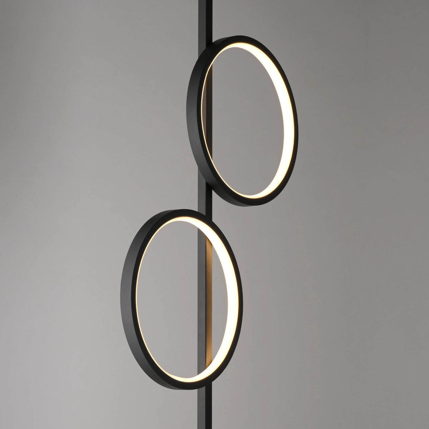 Moderne, schwarze Design-Stehlampe „Just Light Mini Ritus“ mit zwei runden LED-Leuchtelementen.