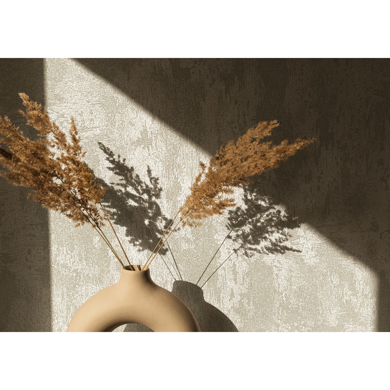 Marburg Vliestapete in Betonoptik Platin mit Glanzeffekt und Vase mit Trockenblumen.