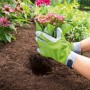 Grün-graue Gartenhandschuhe Gr. 8 beim Einpflanzen einer Blume im Gartenbeet.