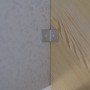 Detailaufnahme: Fichte Treppe mit Holzgeländer, verbunden mit Winkelverbinder an Wand.