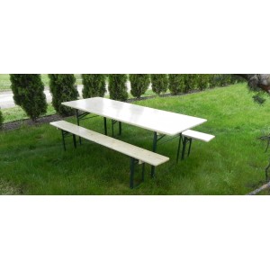 Klappbare Bierzeltgarnitur mit breitem Tisch (70 cm) im Garten.