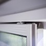 Detailaufnahme: Schiebetür-Mechanismus des Sojag Aluminium Pavillon Striano Champagner.