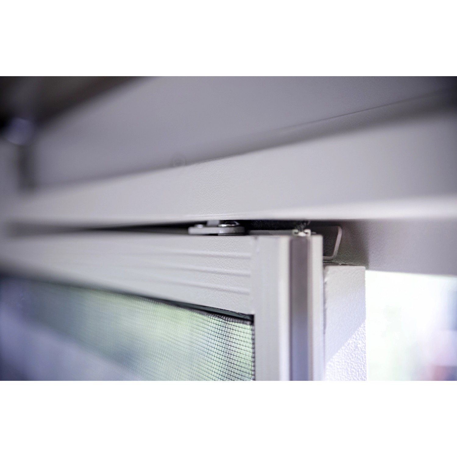 Detailaufnahme: Schiebetür-Mechanismus des Sojag Aluminium Pavillon Striano Champagner.