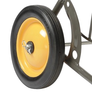 Detailaufnahme: Rad des Haemmerlin Metall-Schlauchwagens mit Vollgummireifen und gelber Felge.