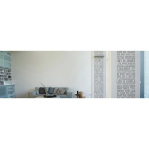 Bricoflor selbstklebende Tapete mit weiß-silbernem Schriftzug im modernen Wohnzimmer.