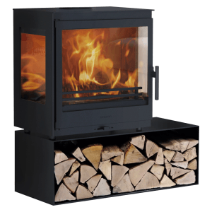 Panadero Kaminofen Granada mit Holzfach, Stahl schwarz, drei Sichtfenster und brennendem Feuer.