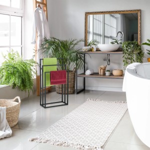 Freistehender Relaxdays Handtuchständer aus Stahl, schwarz, mit Handtüchern im Badezimmer.