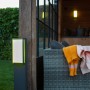 Moderne anthrazitfarbene Lutec LED-Wegeleuchte Qubo mit 16 W und 1000 lm für Garten und Einfahrt.