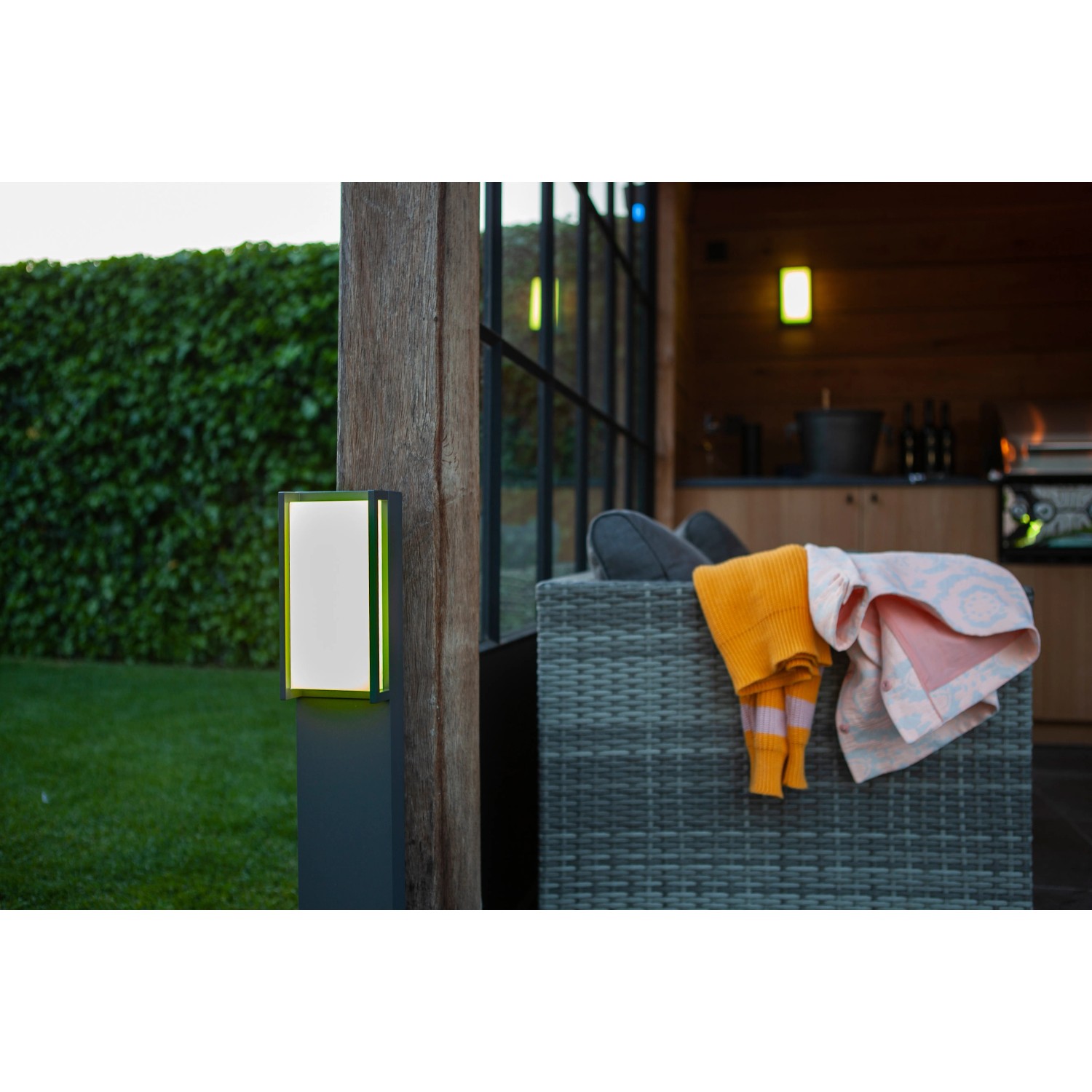 Moderne anthrazitfarbene Lutec LED-Wegeleuchte Qubo mit 16 W und 1000 lm für Garten und Einfahrt.