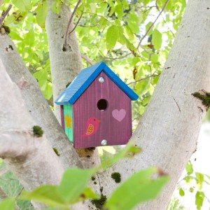 Bemalter Nistkasten-Bausatz Robin am Baum, blaues Dach, Herz, Vogel, Stern. Ideal für Kinder.