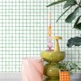 ESTAhome Tapete mit grün-weißem Karomuster an der Wand, kombiniert mit Deko-Elementen.