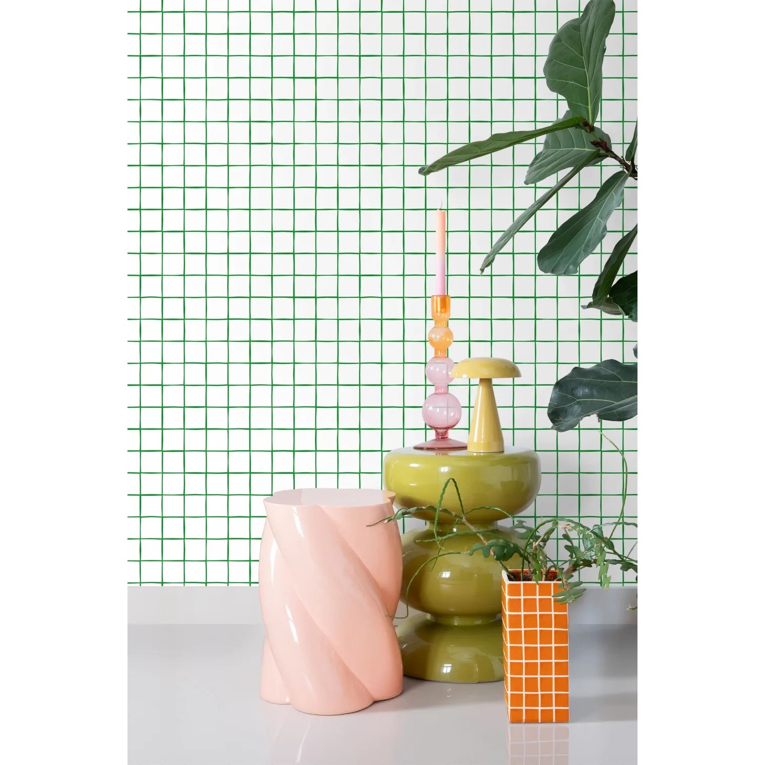 ESTAhome Tapete mit grün-weißem Karomuster an der Wand, kombiniert mit Deko-Elementen.
