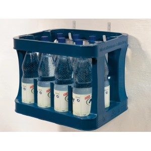 Wandhaken für Flaschenkasten, verzinkt, mit blauem Kasten und Getränkeflaschen.