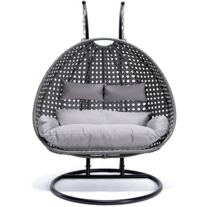 Grauer Home Deluxe Hängesessel Twin aus Polyrattan mit Kissen und schwarzem Metallgestell.