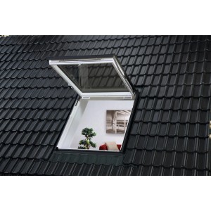 Geöffnetes, weißes Velux Wohn- und Ausstiegsfenster GTU SK08 im Dach.