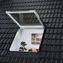 Geöffnetes, weißes Velux Wohn- und Ausstiegsfenster GTU SK08 im Dach.