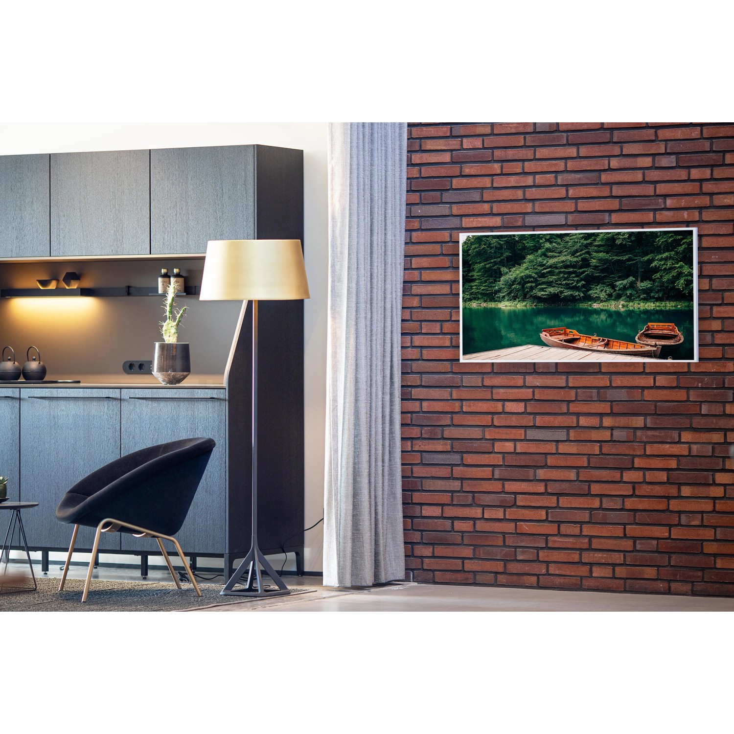 Könighaus Infrarotheizung mit Boot und See Motiv, 60x120 cm, an Backsteinwand.
