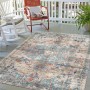 Gemusterter Floornovo Outdoor Teppich 230x160 cm auf einer Terrasse mit Möbeln.