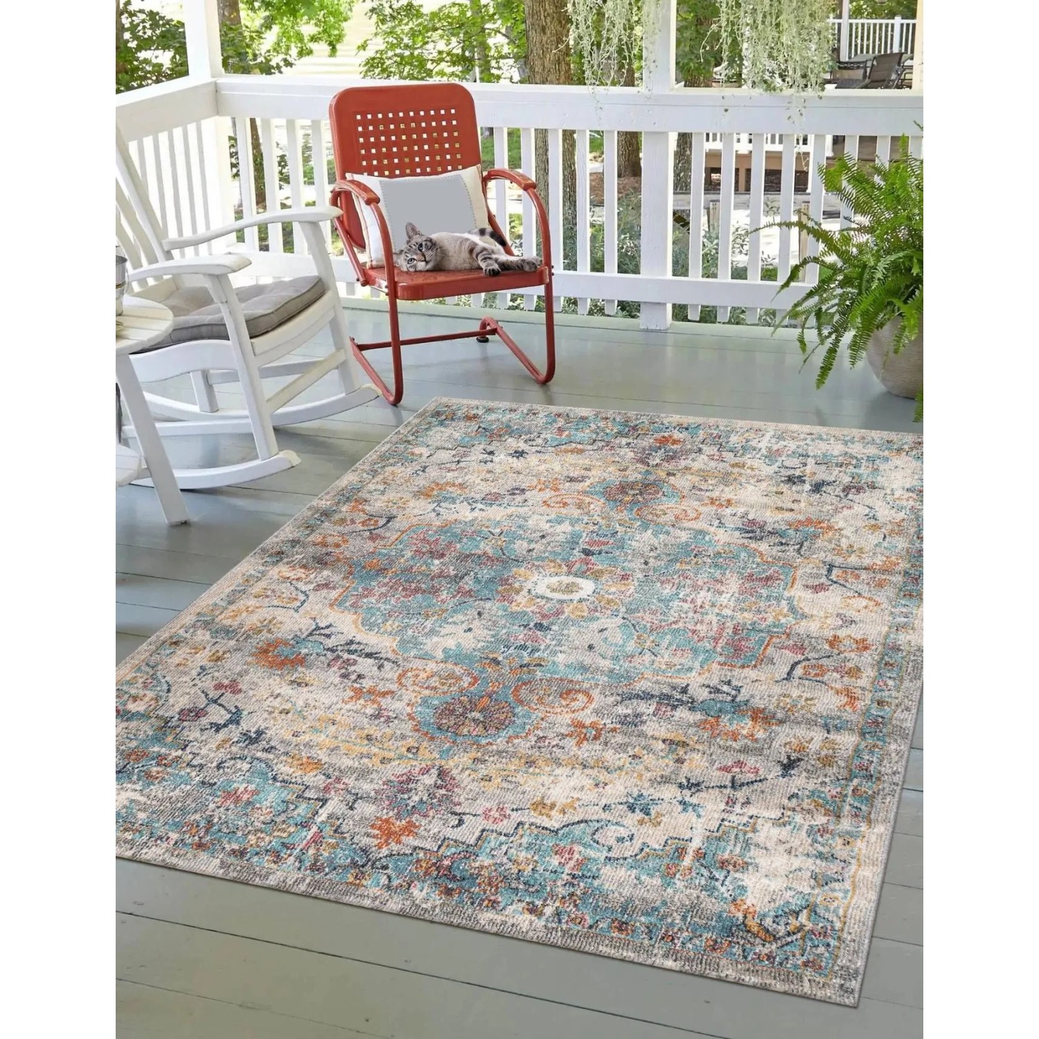 Gemusterter Floornovo Outdoor Teppich 230x160 cm auf einer Terrasse mit Möbeln.